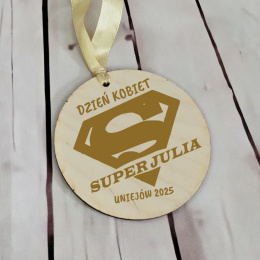 medal prezent na dzień dziewczyn w szkole