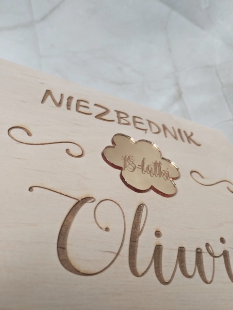 prezent na osiemnastkę dla dziewczyny pudelko na 18 urodziny